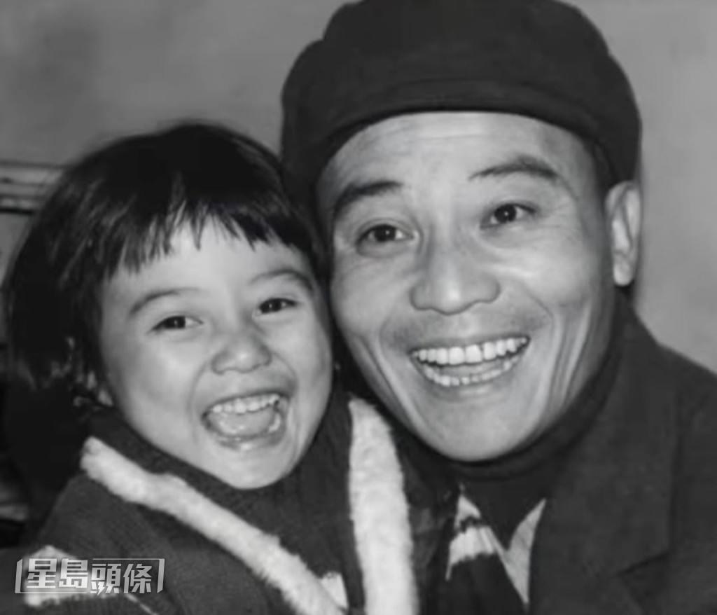 身為京劇名家李廣仁的女兒,李佳雖未學戲,卻因父親而迷上音樂。