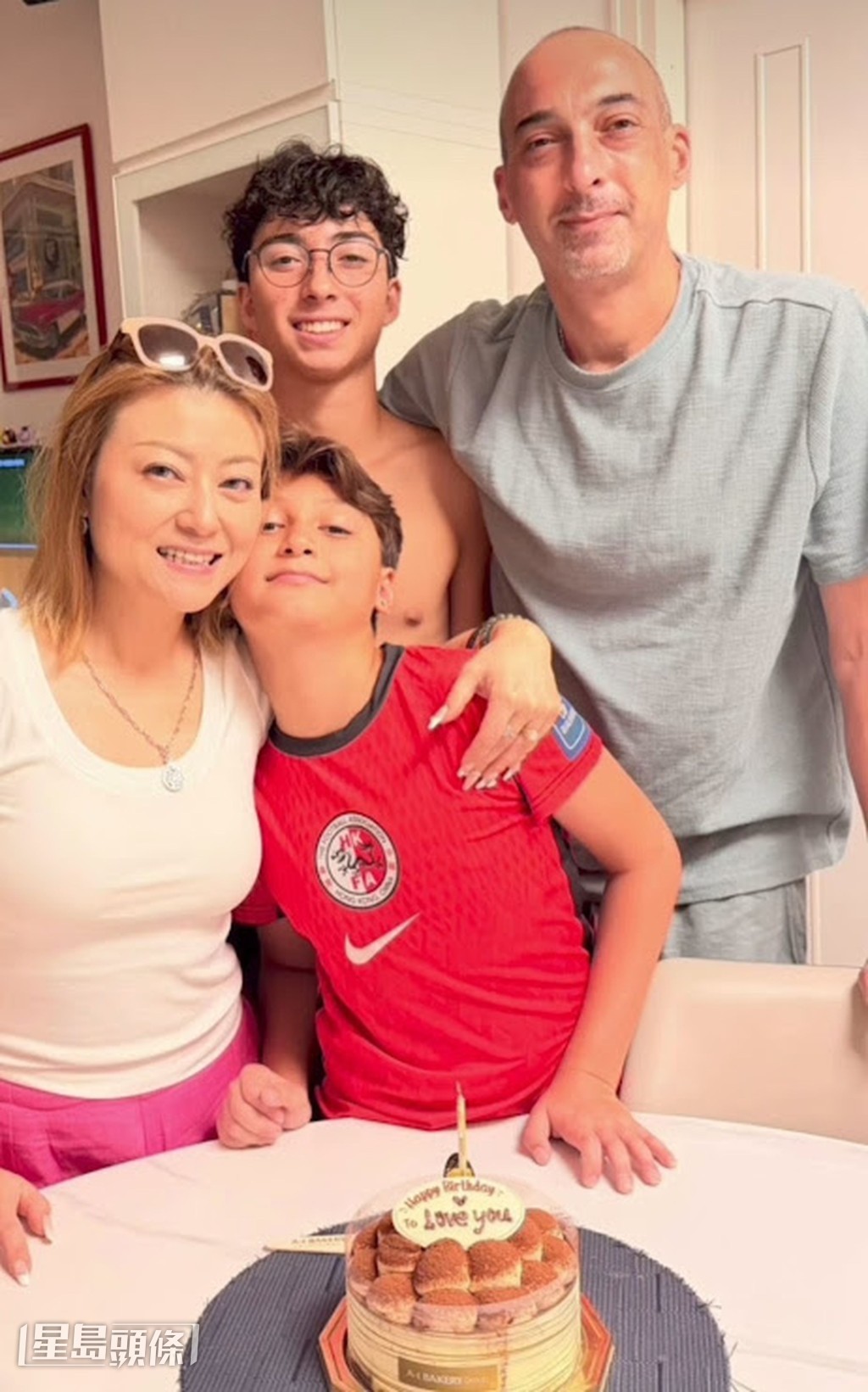 即使已在英國定居結婚生子,李佳最終仍選擇來港追尋歌手夢。