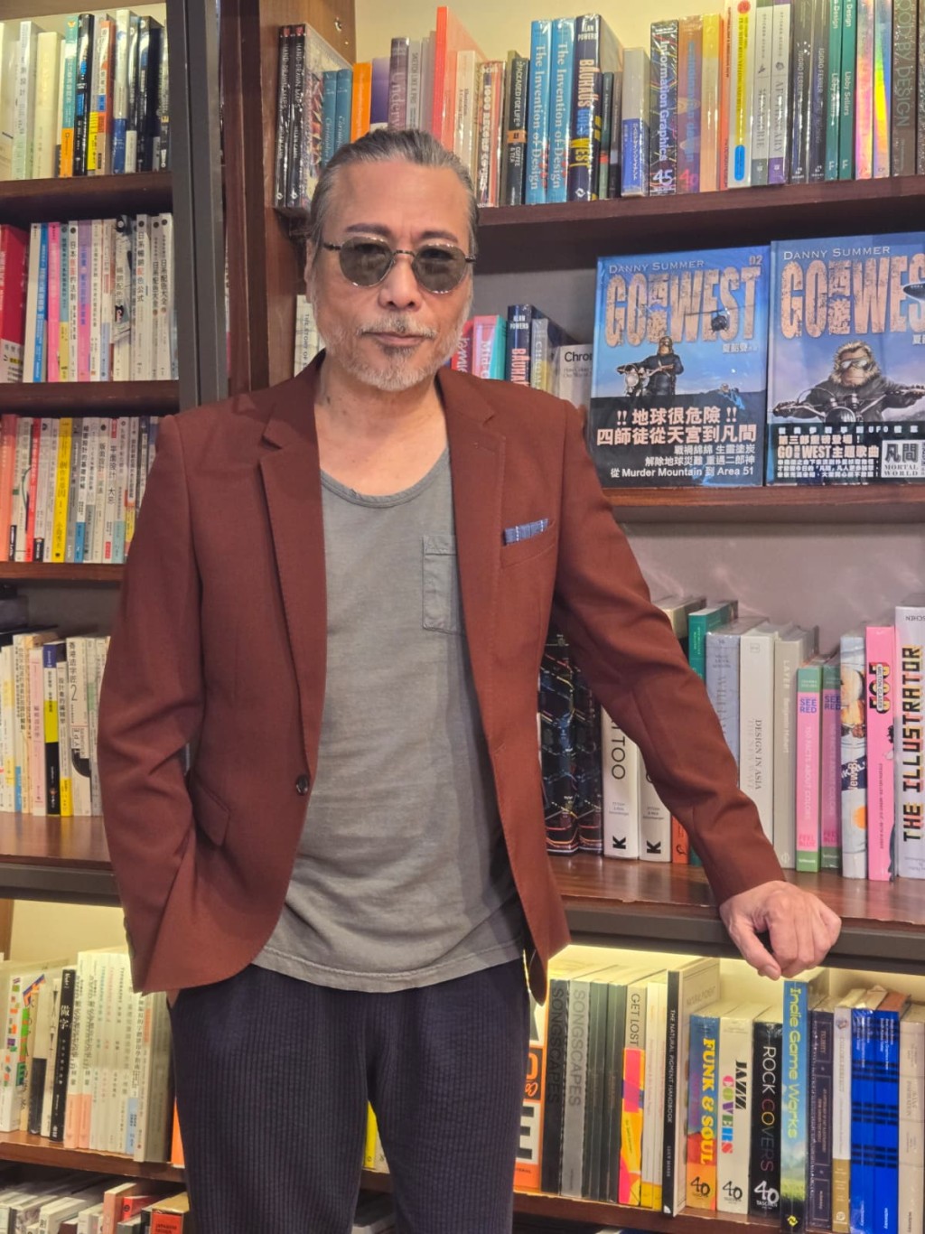 Danny透露,《凡間》MV的動畫是根據他的手稿,由內地動畫師製作而成;歌詞與錄音則是他與樂隊在美國完成。