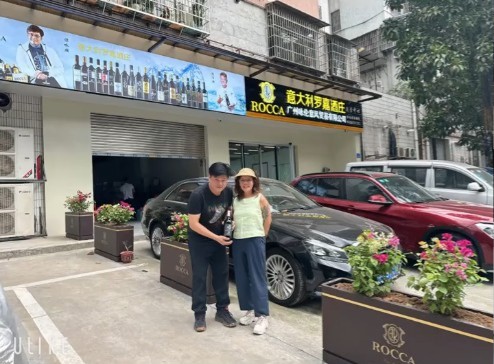 2024年有網民分享與譚詠麟其中一位妹妹Tammy(譚美)的合照。