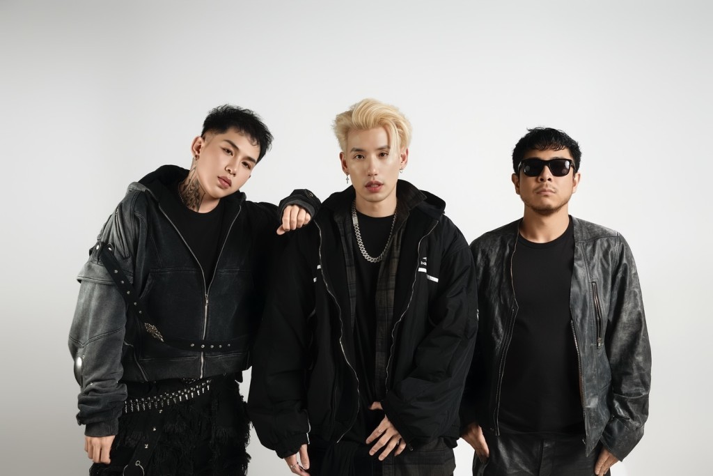 俞鋆瑞（Ice）是三人音樂組合「PHNTMXØ3」的成員之一（圖中）。