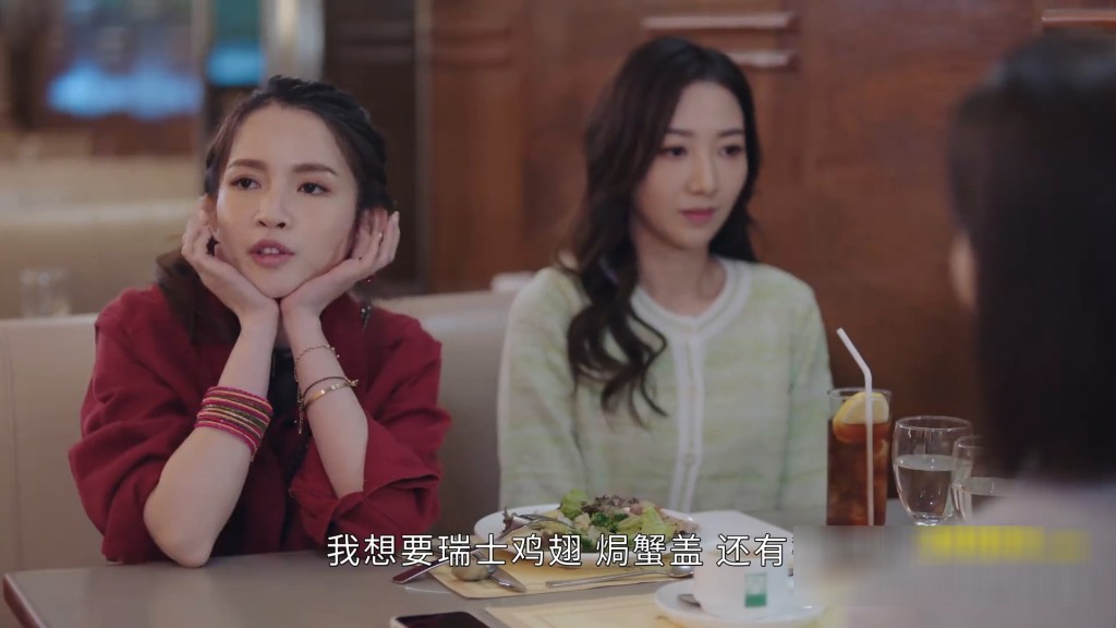 陳若思(左)在《新聞女王》中飾演何依婷的妹妹。