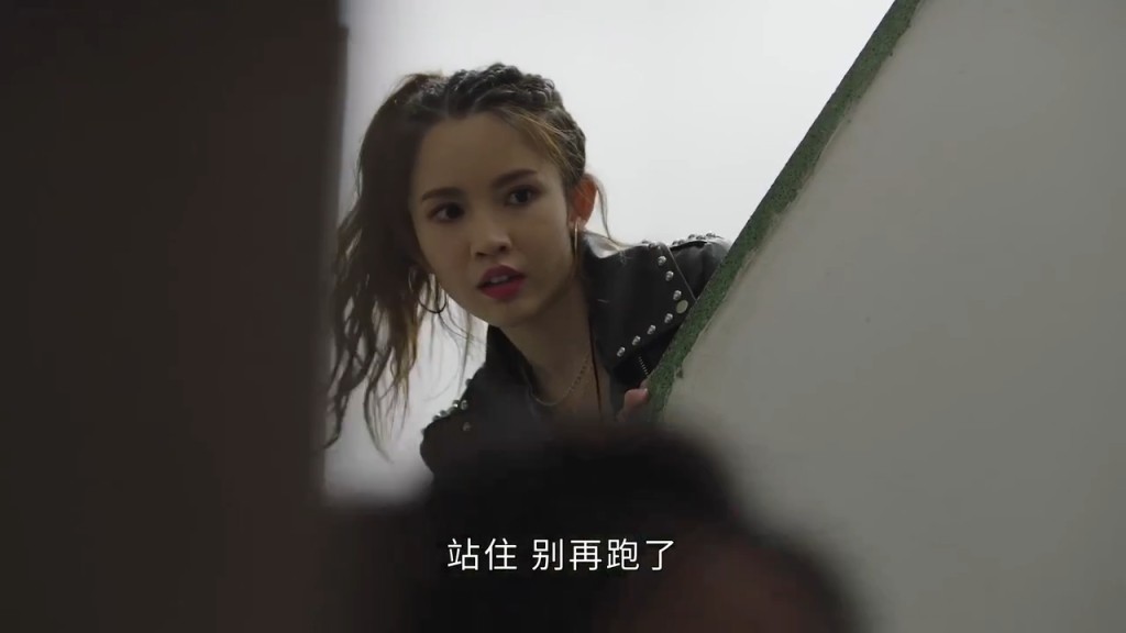 劇中角色為避被捕而逃走。