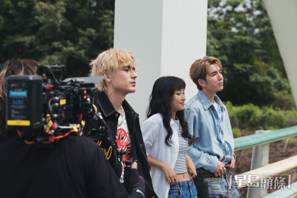 Bronny(左)和Oscar(右)在歌曲〈Ten Outta Ten〉MV中,化身深情王子。