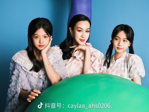 鍾麗緹的兩名女兒越長越漂亮。