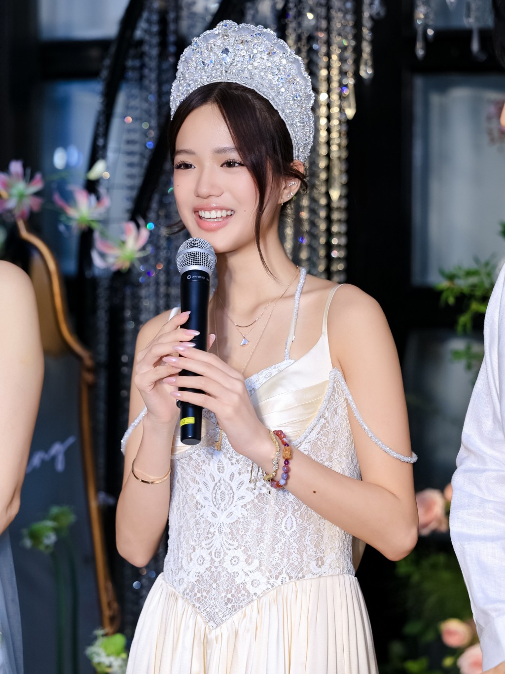 頭戴皇冠的Jaden在生日會上致辭感謝親友。