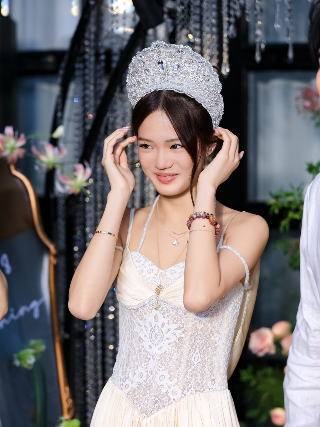Jaden戴上皇冠猶如公主,露出甜美笑容。