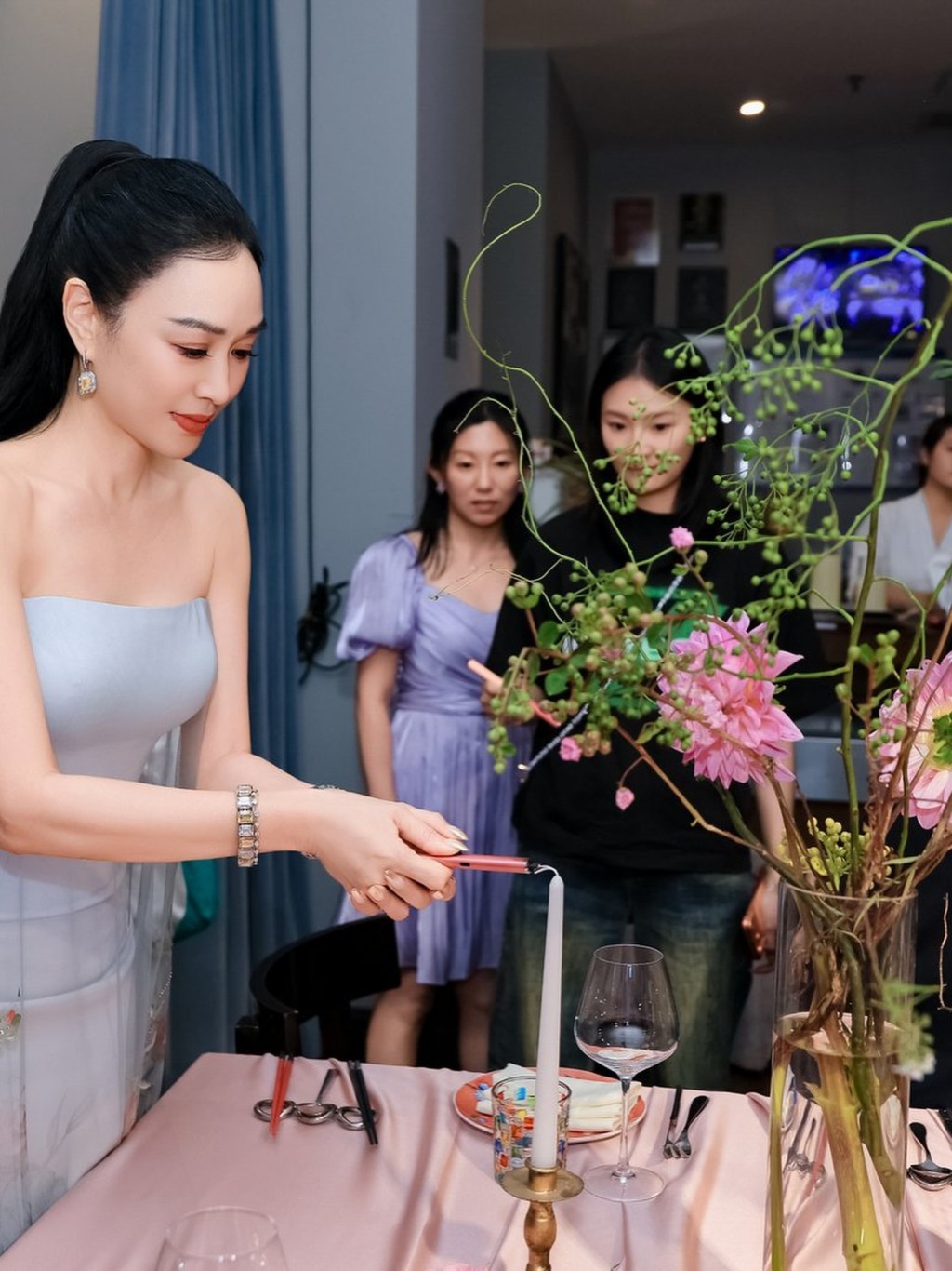 鍾麗緹親自點亮場地的燭光,為女兒派對打點。
