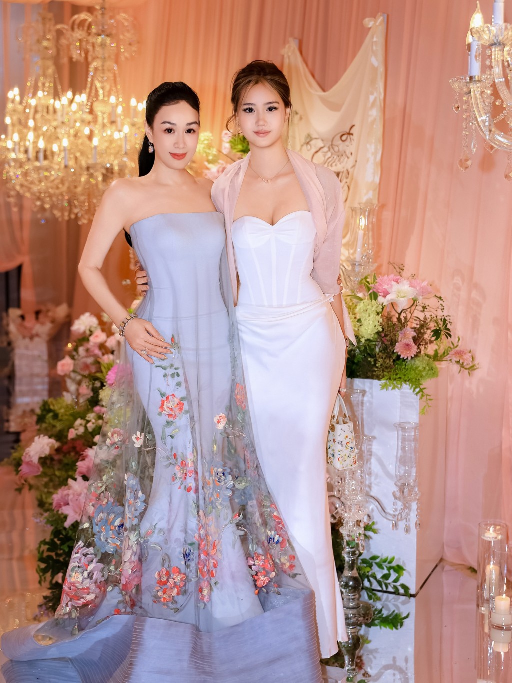 鍾麗緹與幼女張凱琳合照,母女同樣亮眼。