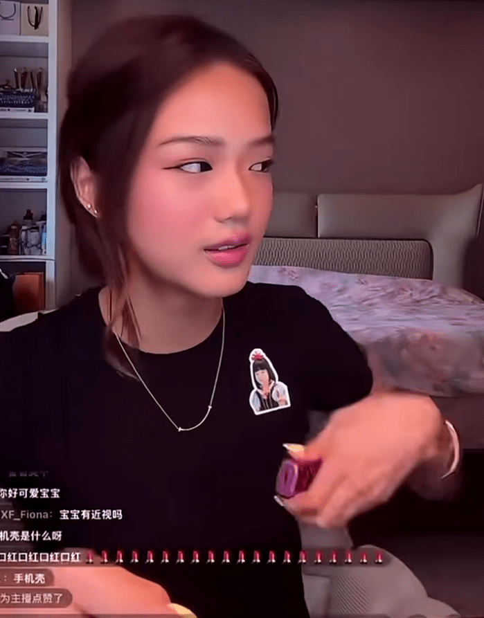 因鍾麗緹突然進入房間,張思捷迅速將枱面一件疑似電子煙的物品收起。