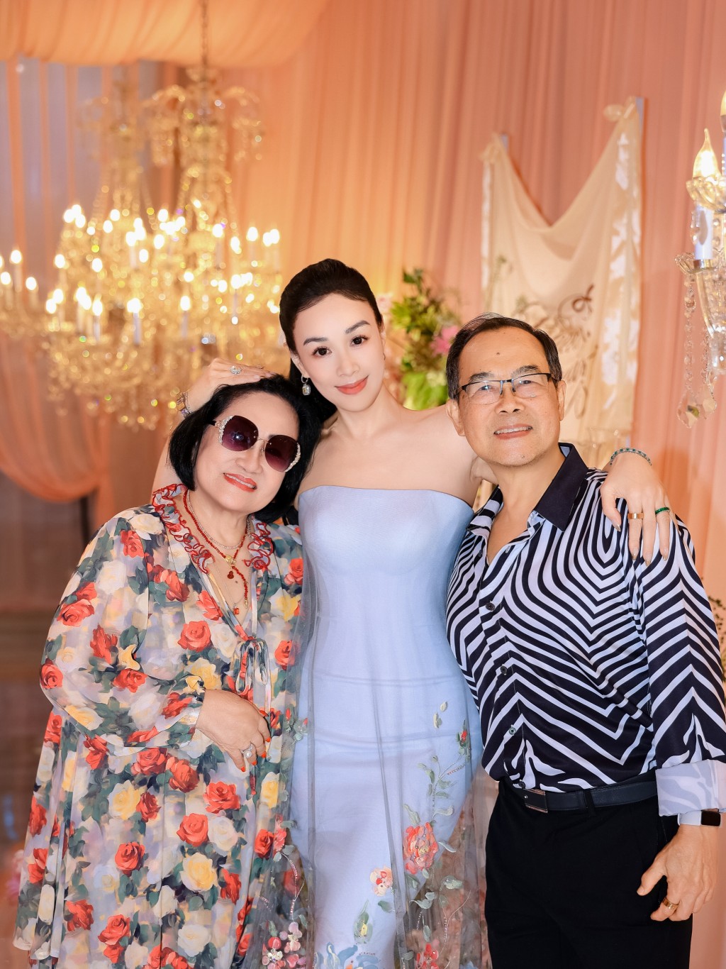 鍾麗緹與父母合照,三代同堂分享喜悅。