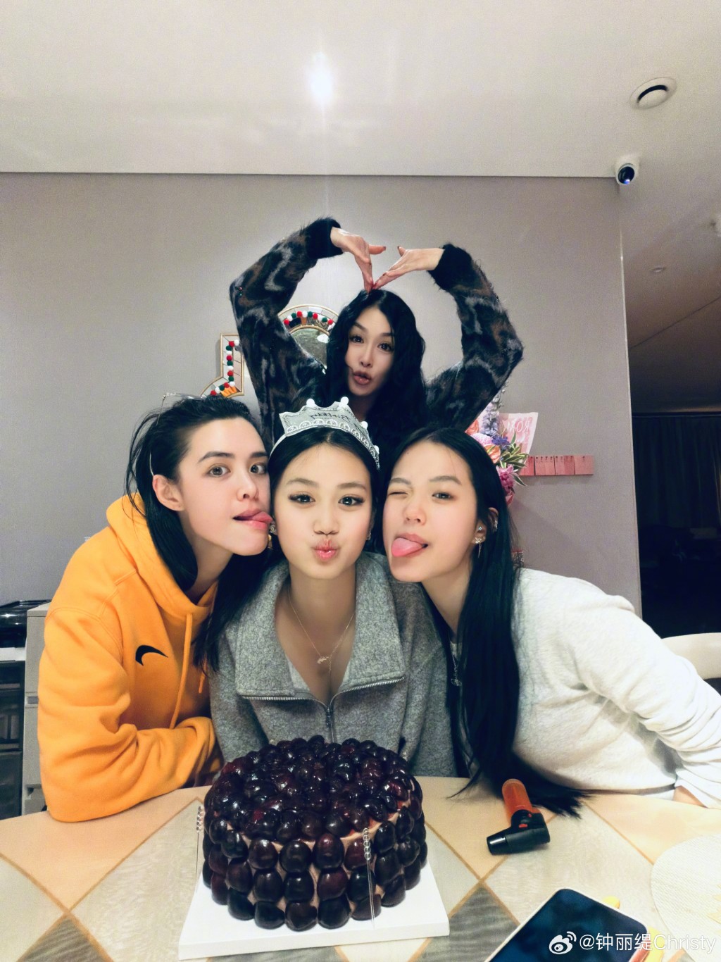 鍾麗緹的三名女兒感情要好。