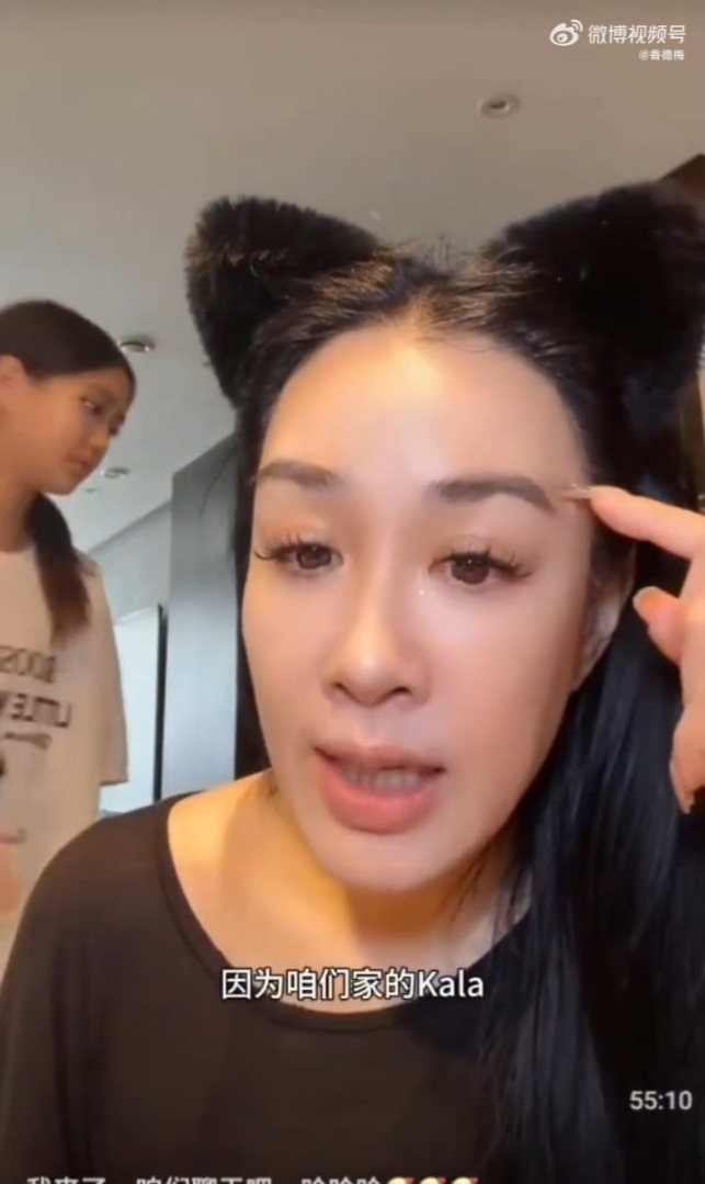 鍾麗緹曾在直播中提到幼女Cayla有眼睛健康問題。