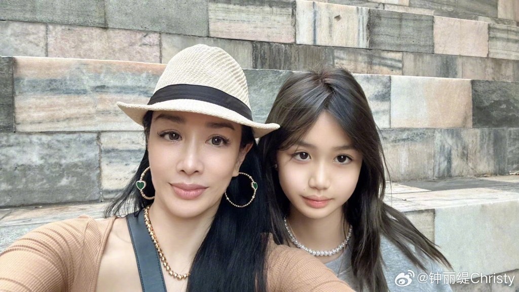 鍾麗緹幼女現年16歲,長得亭亭玉立。