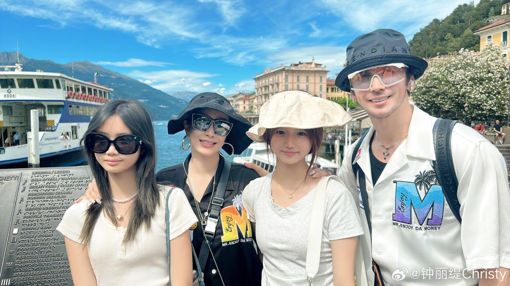 鍾麗緹夫婦經常帶兩個女兒外出。