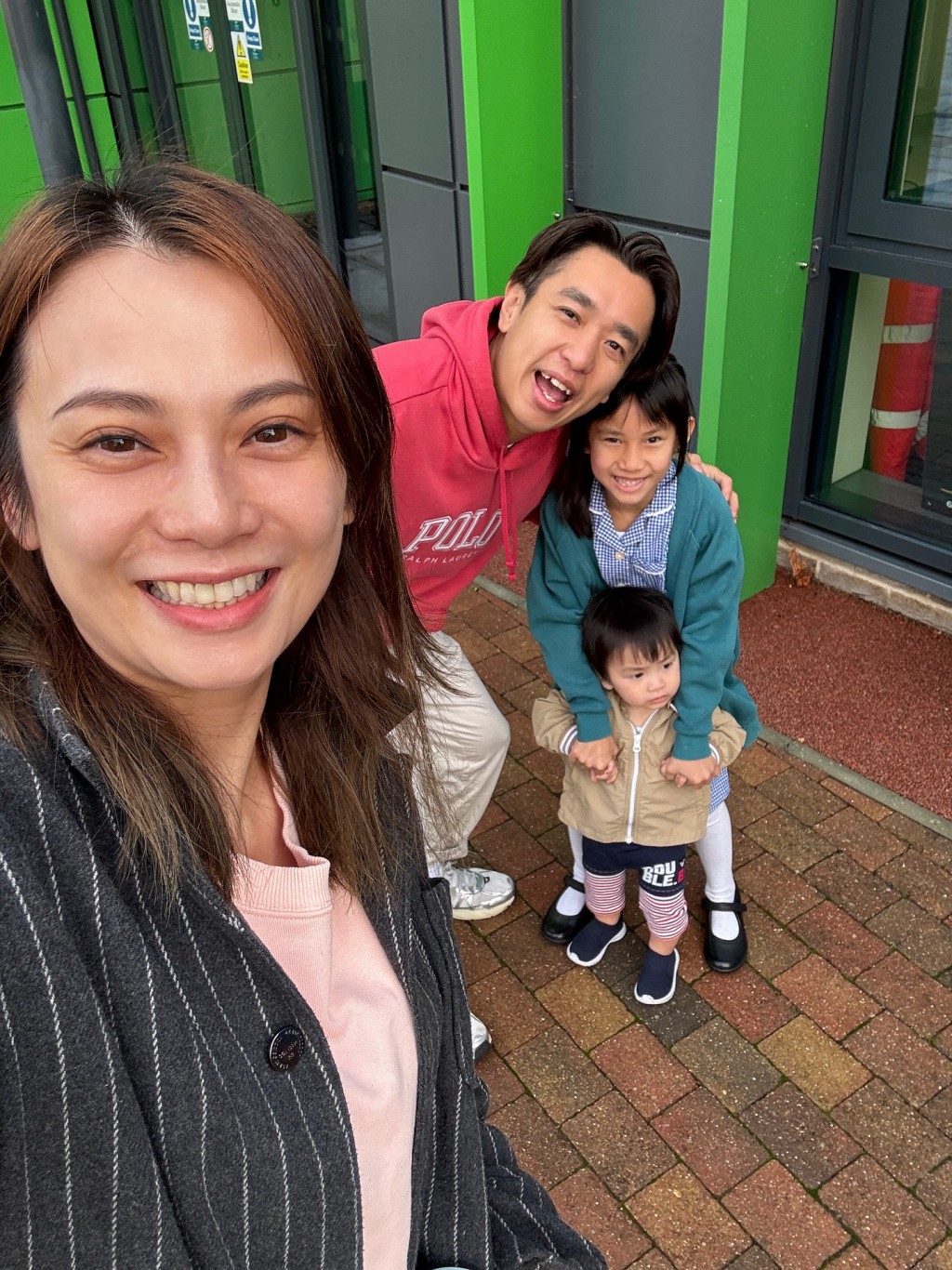 為子女升學考慮,吳日言決定舉家移居英國。