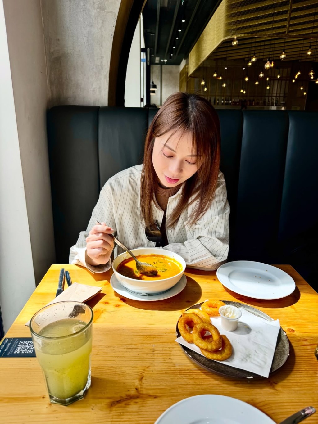 是次旅行吳日言未有攜同子女。