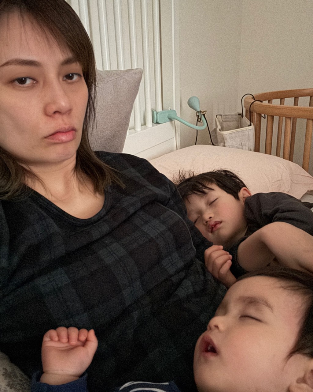 吳日言面容看起來較為憔悴。