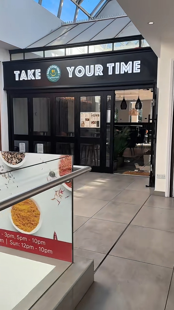 吳日言在社交平台落力宣傳新店。