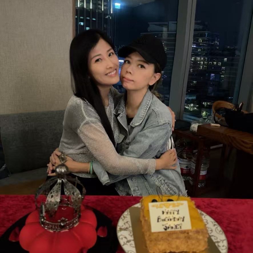 鍾麗淇(右)攬住壽星女周家蔚,但神情顯得僵硬。
