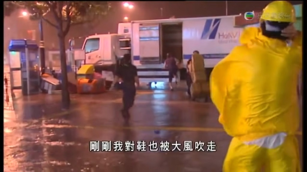 當時天文台已發出9號風球,潘蔚林仍冒風雨出外景訪問市民。